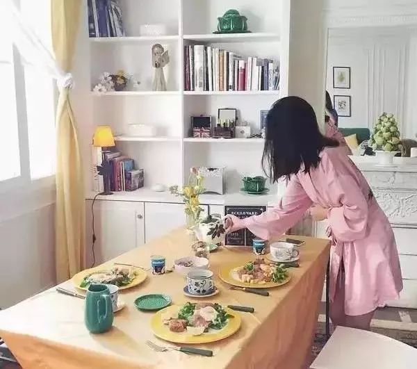 美到犯规的法式风情睡衣,丝滑修身,穿上肌肤像开了柔光一样美好。