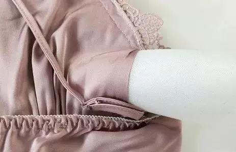 美到犯规的法式风情睡衣,丝滑修身,穿上肌肤像开了柔光一样美好。