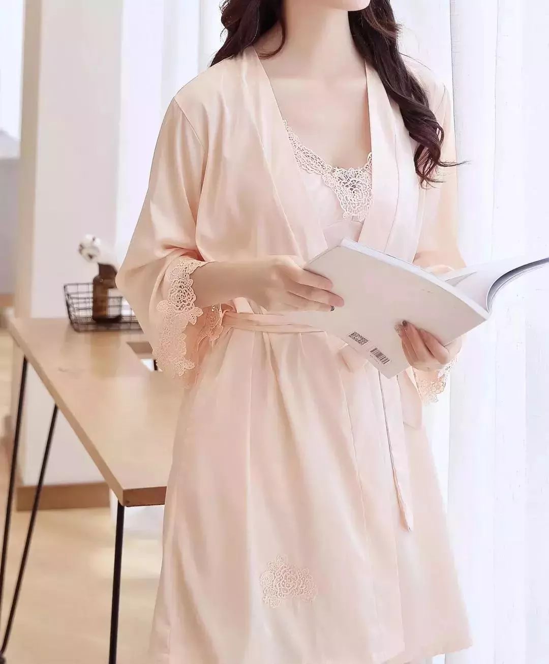 美到犯规的法式风情睡衣,丝滑修身,穿上肌肤像开了柔光一样美好。