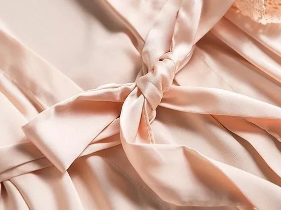 美到犯规的法式风情睡衣,丝滑修身,穿上肌肤像开了柔光一样美好。