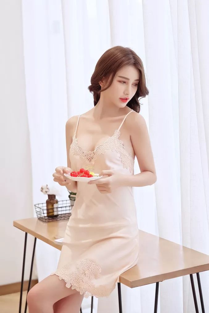 美到犯规的法式风情睡衣,丝滑修身,穿上肌肤像开了柔光一样美好。