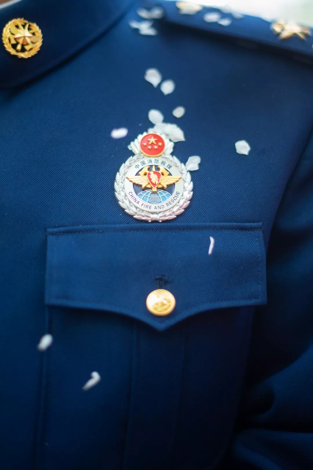 消防员里边的铁血硬汉,消防员送的暖心礼物