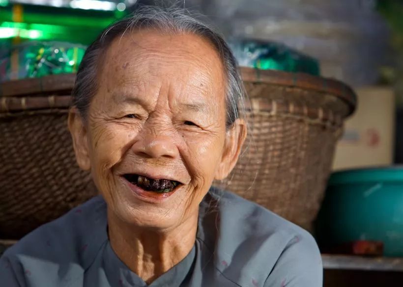 被嚼槟榔割破脸的人,吃槟榔的人口腔癌