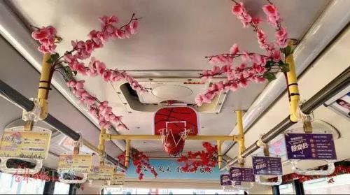 长春68路公交车添置能“治”颈椎病的新景观