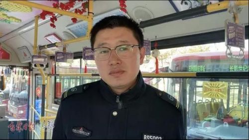 长春68路公交车添置能“治”颈椎病的新景观