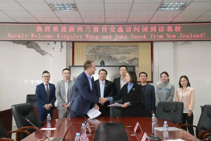 新西兰基督城凯思中学国际部主任KingsleyWang和国立西方理工学院校长JohnSnook到简阳中学交流