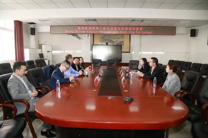 新西兰基督城凯思中学国际部主任KingsleyWang和国立西方理工学院校长JohnSnook到简阳中学交流
