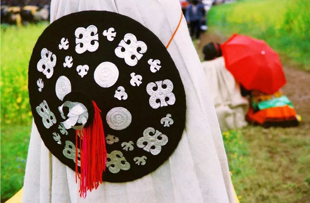 凉山彝族服饰发展看法,大凉山彝族服饰之沙马传统服饰