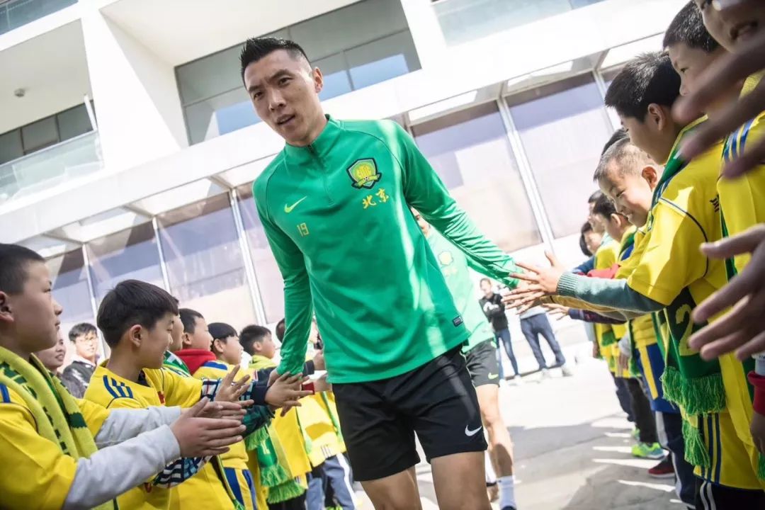 张玉宁当公益大使助力足球少年,龙港大使张玉宁