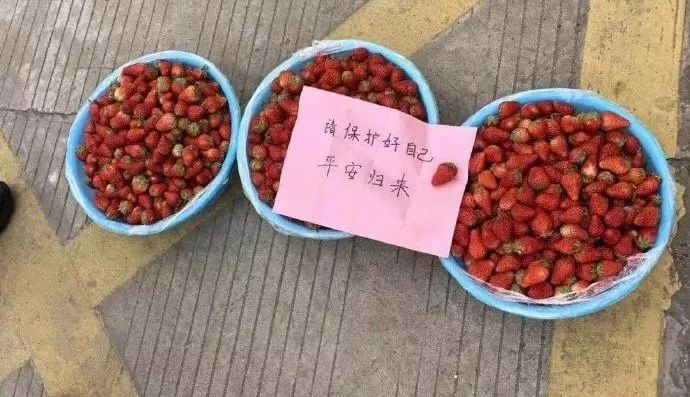 疫情期间外卖小哥被惊呆,武汉外卖小哥看到备注