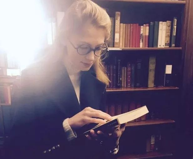 女学霸刺伤男友,女学生用刀刺伤男友