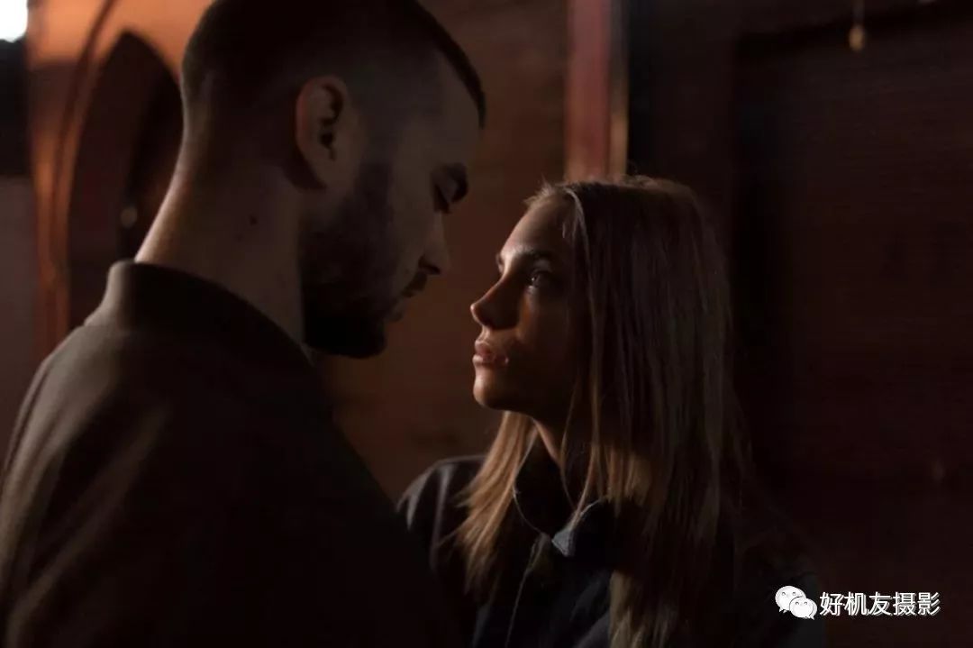 内置闪光灯和外置闪光灯的对比,闪光灯自带配件使用方法