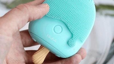 脸部清洁不彻底长痘,如何清理脸上的黑头和痘痘