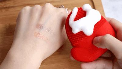 脸部清洁不彻底长痘,如何清理脸上的黑头和痘痘