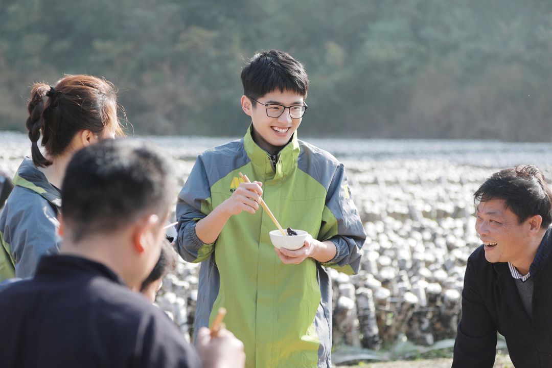 跟刘昊然在非洲过了6天5夜，发现他其实就是个话痨加多动症啊……