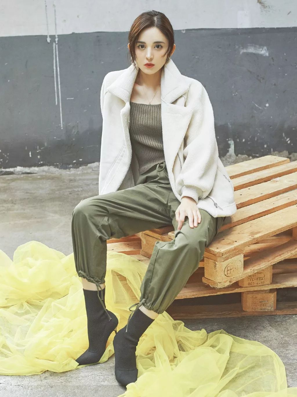 我敬吴宣仪娜扎的“鸡腿裤”一杯!今年瘦腿靠你了昂