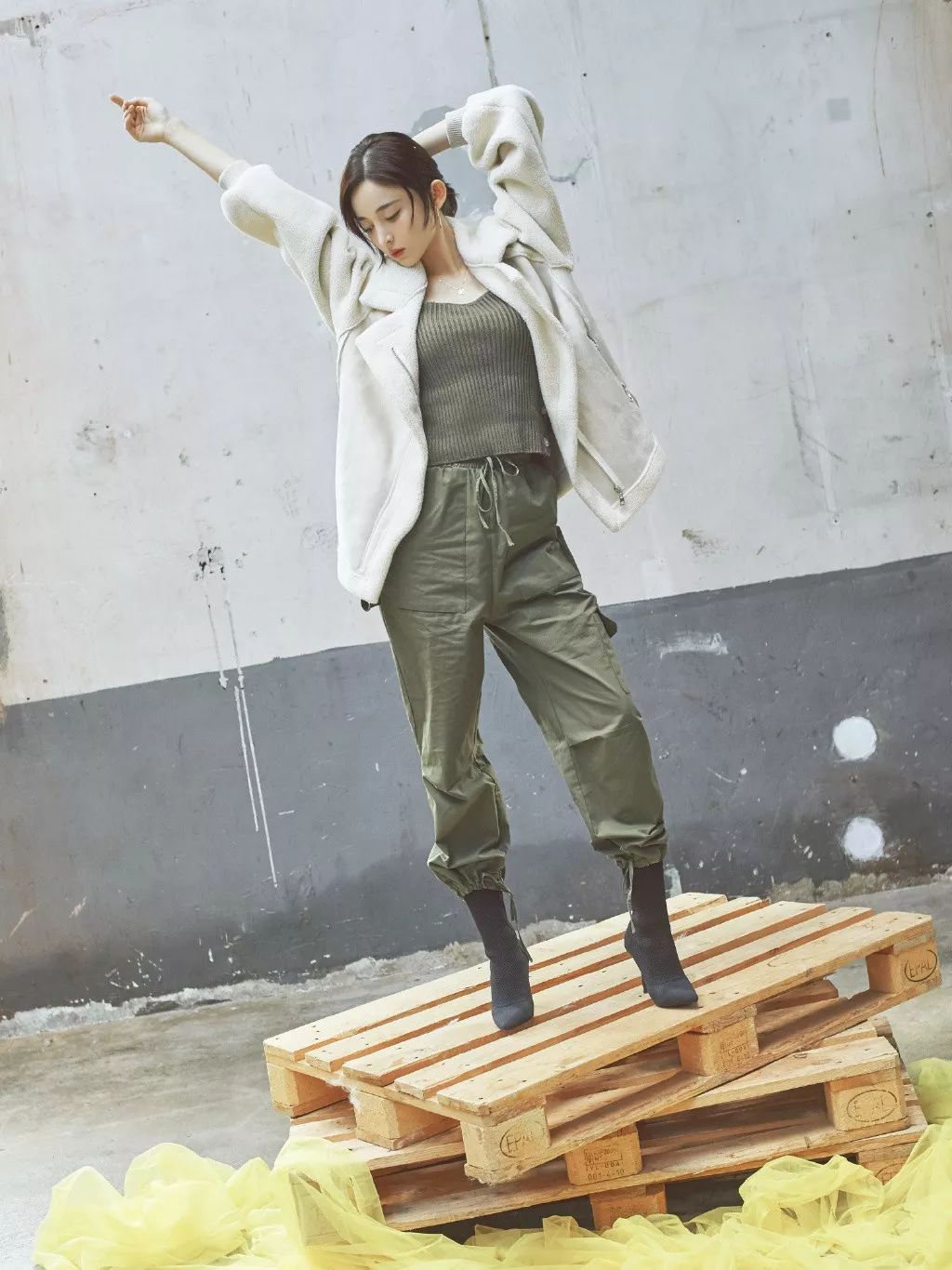 我敬吴宣仪娜扎的“鸡腿裤”一杯!今年瘦腿靠你了昂