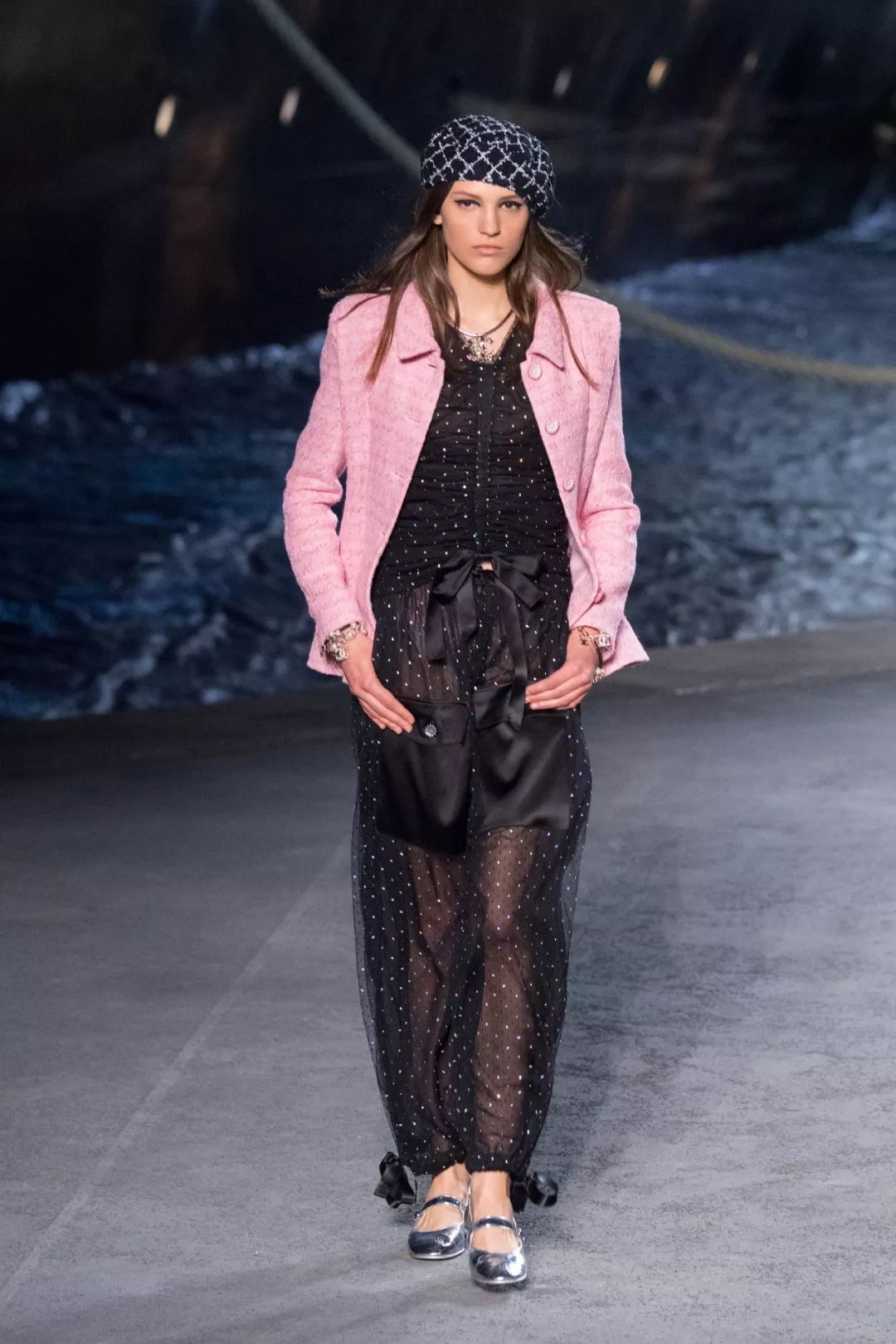 我敬吴宣仪娜扎的“鸡腿裤”一杯!今年瘦腿靠你了昂