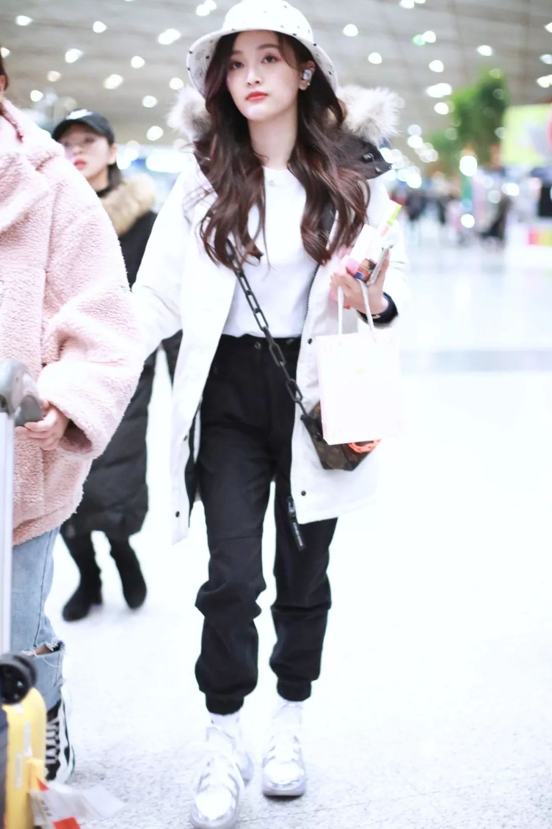 我敬吴宣仪娜扎的“鸡腿裤”一杯!今年瘦腿靠你了昂