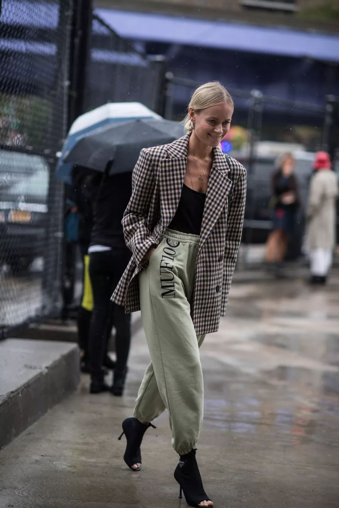 我敬吴宣仪娜扎的“鸡腿裤”一杯!今年瘦腿靠你了昂