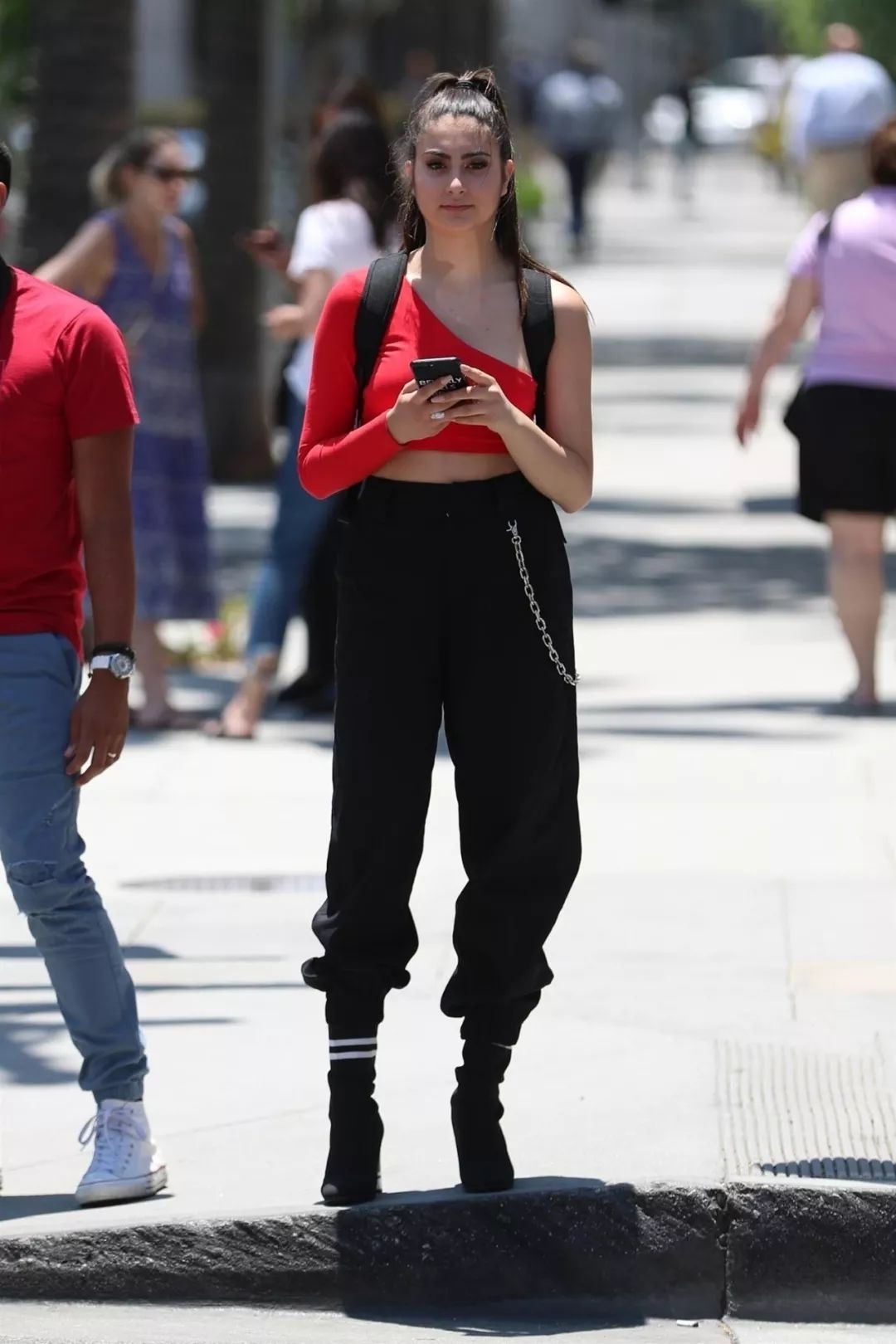 我敬吴宣仪娜扎的“鸡腿裤”一杯!今年瘦腿靠你了昂