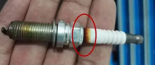 火花塞陶瓷变黄怎么回事,火花塞陶瓷部位变黑是什么原因