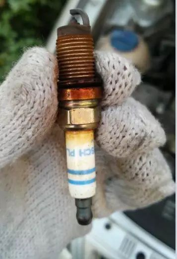 火花塞陶瓷变黄怎么回事,火花塞陶瓷部位变黑是什么原因