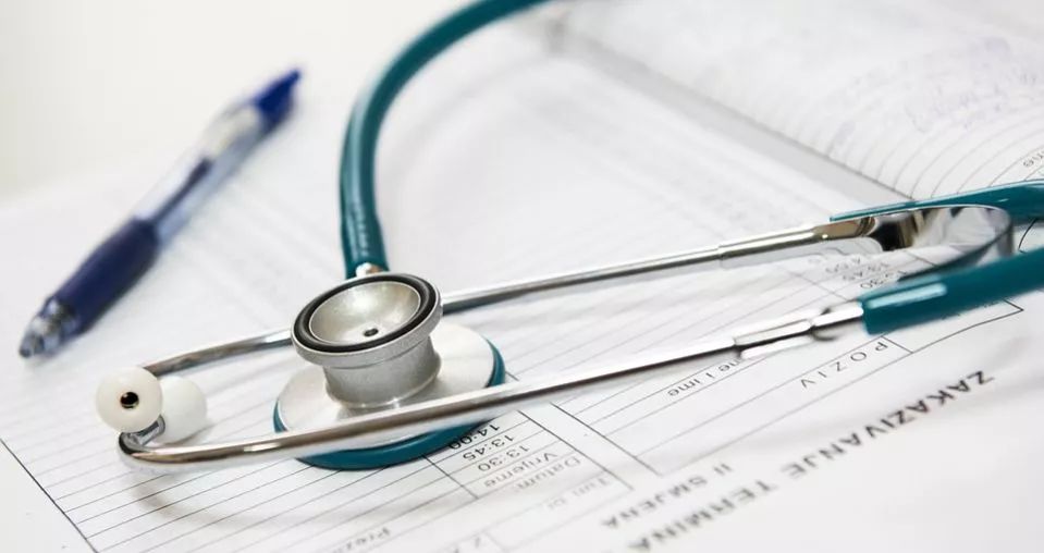 被惊吓导致精神病是基因导致的吗,引发精神病的原因是什么