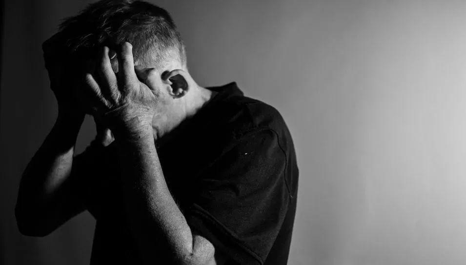 被惊吓导致精神病是基因导致的吗,引发精神病的原因是什么