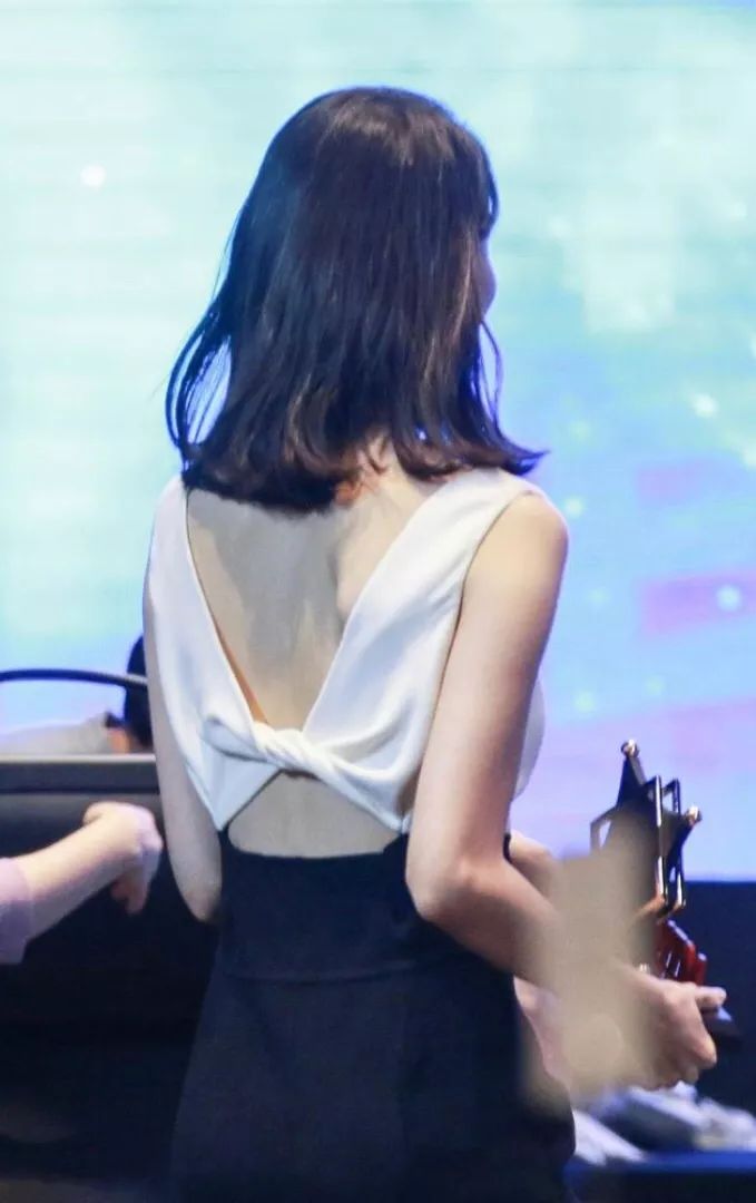 如何把背练薄变气质,美背体态好气质好的女人