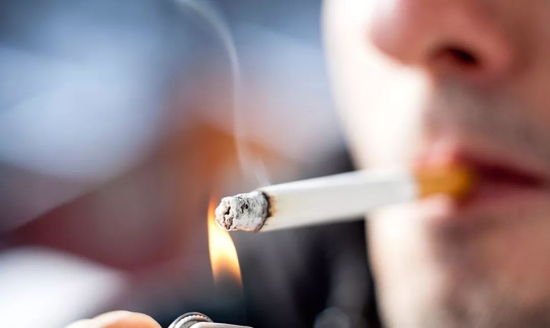 61岁老烟枪因脚疼，查出血管闭塞！动完手术又偷偷在楼道抽烟，现在面临更大的危险