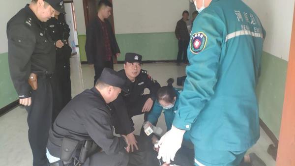 广州一男子醉酒咬断手指,一男子酒后与出租司机争执