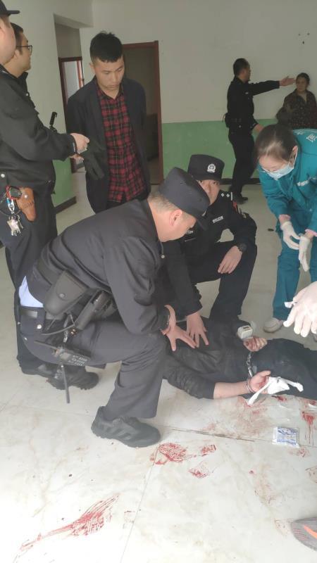 广州一男子醉酒咬断手指,一男子酒后与出租司机争执