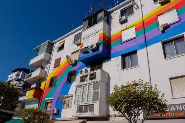 画家改行当总理,只做“面子工程”,却靠刷墙拯救了他的国家