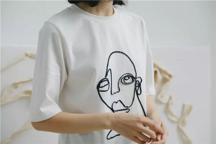 刘雯*服私**里出镜率最高的三种风格短袖,就这么穿了!