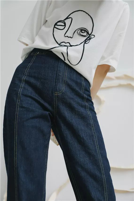 刘雯*服私**里出镜率最高的三种风格短袖,就这么穿了!