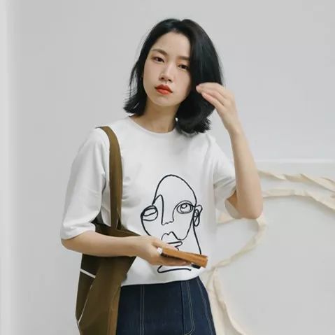 刘雯*服私**里出镜率最高的三种风格短袖,就这么穿了!