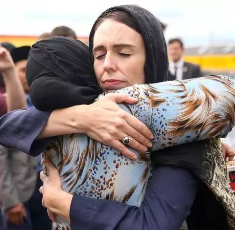 逛超市忘带钱，背后传来声音“这账我来结！”回头一看竟是总理…