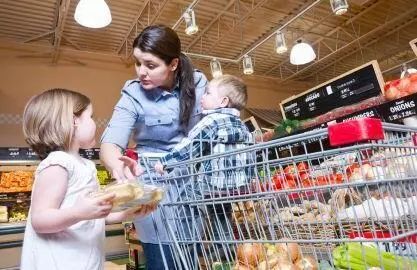 逛超市忘带钱，背后传来声音“这账我来结！”回头一看竟是总理…