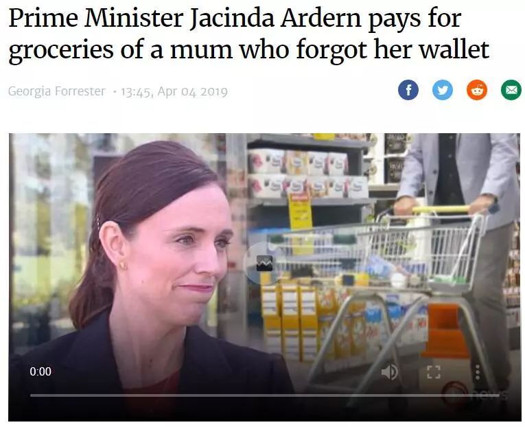 逛超市忘带钱，背后传来声音“这账我来结！”回头一看竟是总理…