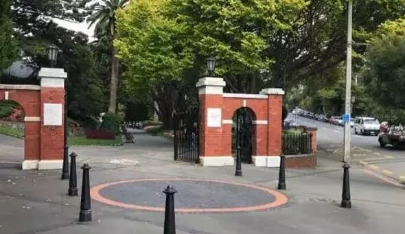 逛超市忘带钱，背后传来声音“这账我来结！”回头一看竟是总理…