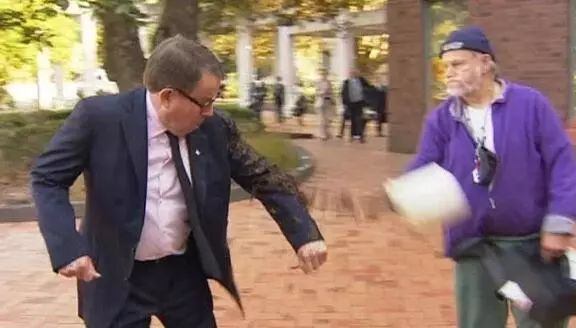 逛超市忘带钱，背后传来声音“这账我来结！”回头一看竟是总理…