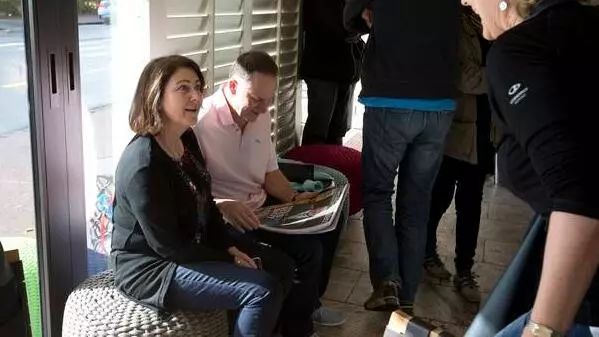 逛超市忘带钱，背后传来声音“这账我来结！”回头一看竟是总理…