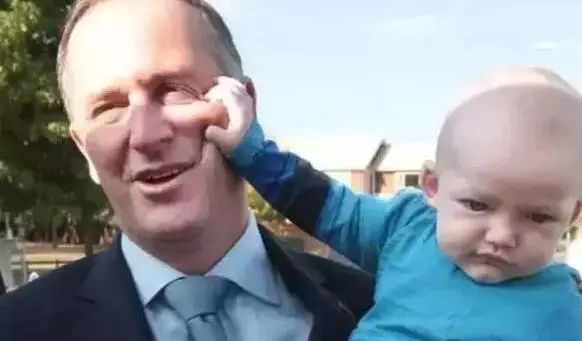 逛超市忘带钱，背后传来声音“这账我来结！”回头一看竟是总理…