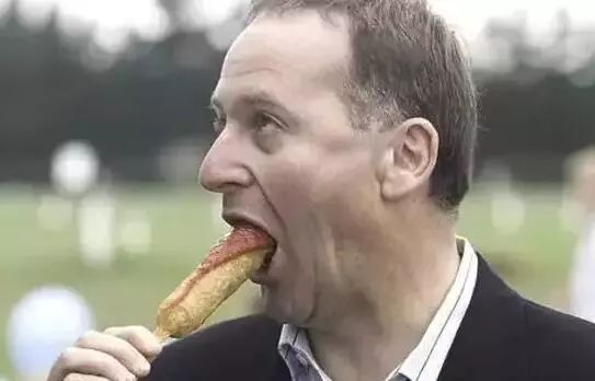 逛超市忘带钱，背后传来声音“这账我来结！”回头一看竟是总理…