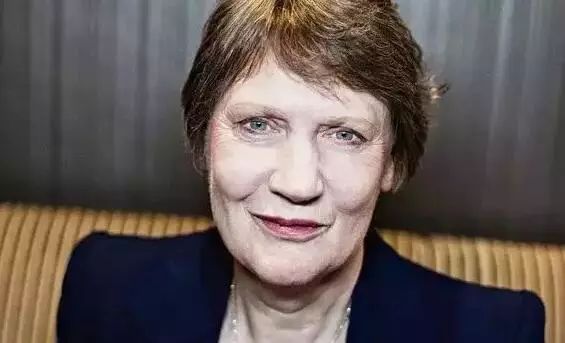 逛超市忘带钱，背后传来声音“这账我来结！”回头一看竟是总理…