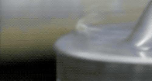 看过游乐园必备棉花糖机！开始思考棉花糖是怎么被卷成「云朵」的...