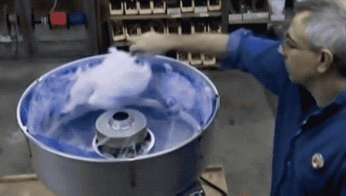 看过游乐园必备棉花糖机！开始思考棉花糖是怎么被卷成「云朵」的...