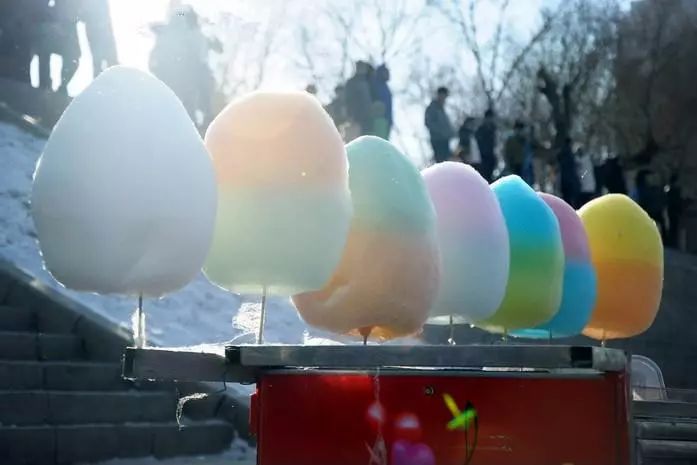 看过游乐园必备棉花糖机！开始思考棉花糖是怎么被卷成「云朵」的...