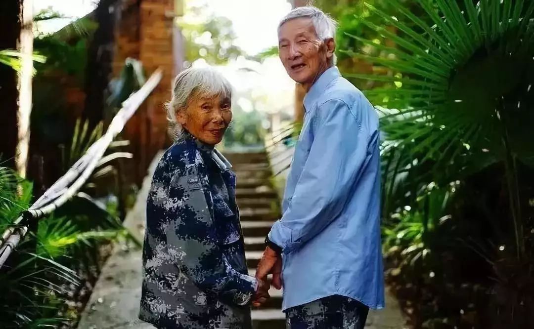 老人不听劝阻坚持要向陌生人汇钱,老太太给陌生人汇钱后续